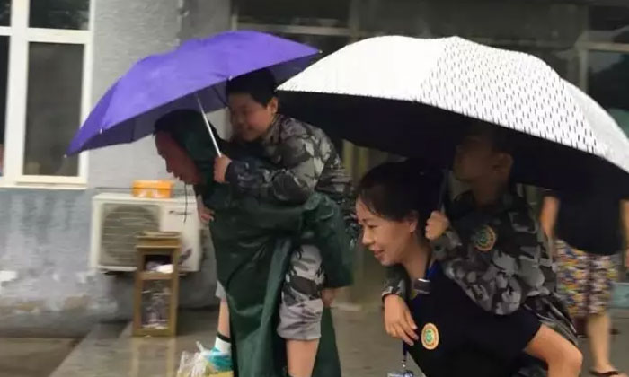 青少年军事夏令营让我们学会了奉献分享
